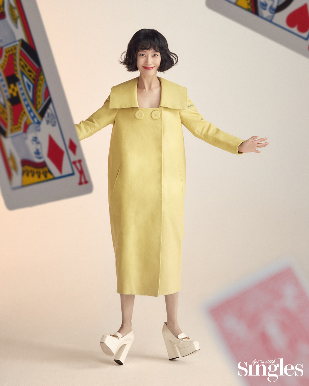 곽선영이 프라다의 레몬 레더 드레스, 지미추의 슈즈를 착용하고 촬영한 싱글즈 화보